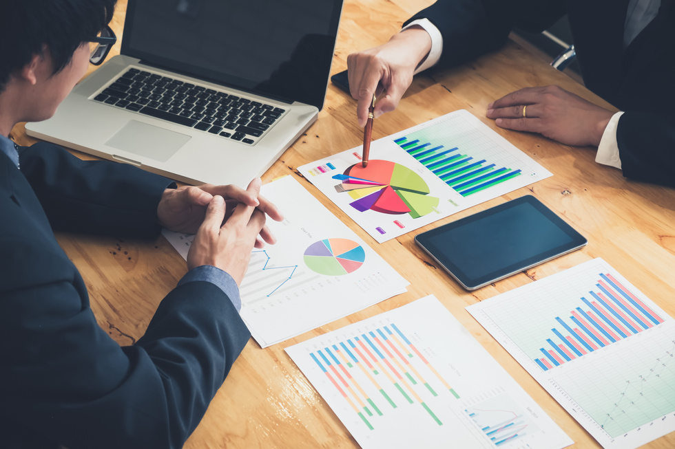 Analyse de graphiques et de données autour d’une table de travail