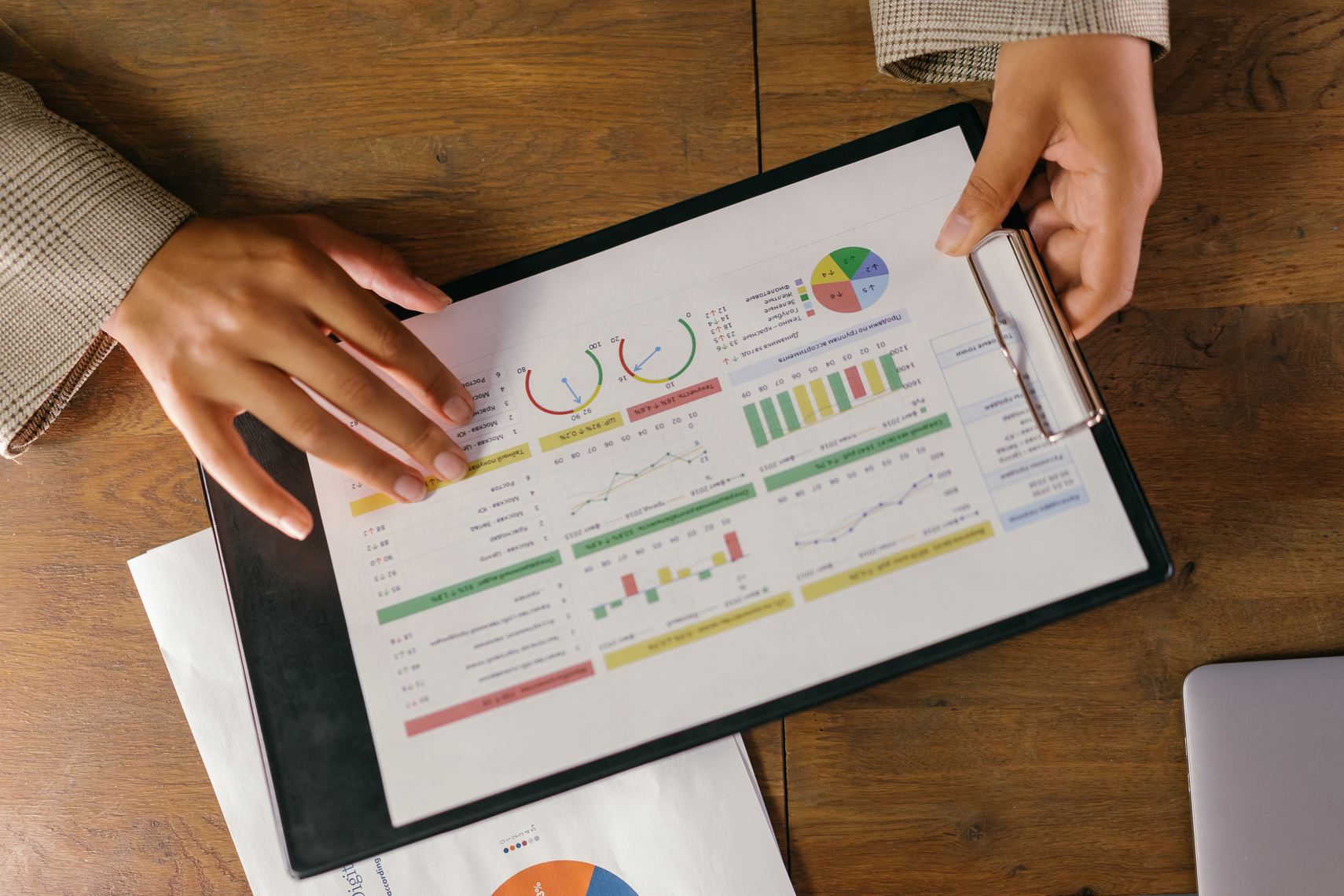 Examen de tableaux et de graphiques financiers