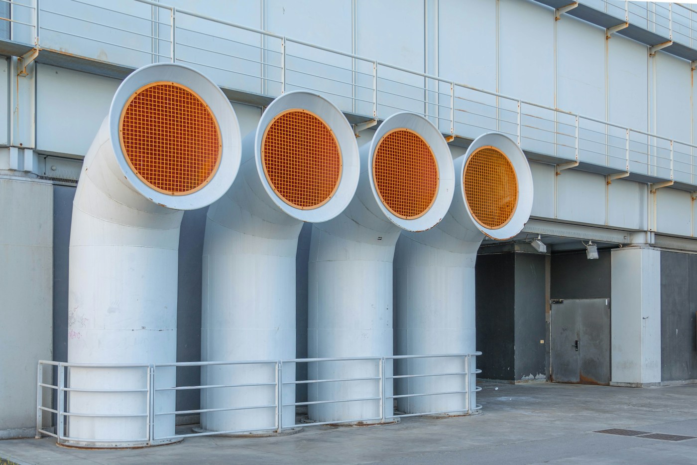 Conduits de ventilation d’un bâtiment avec grilles de protection