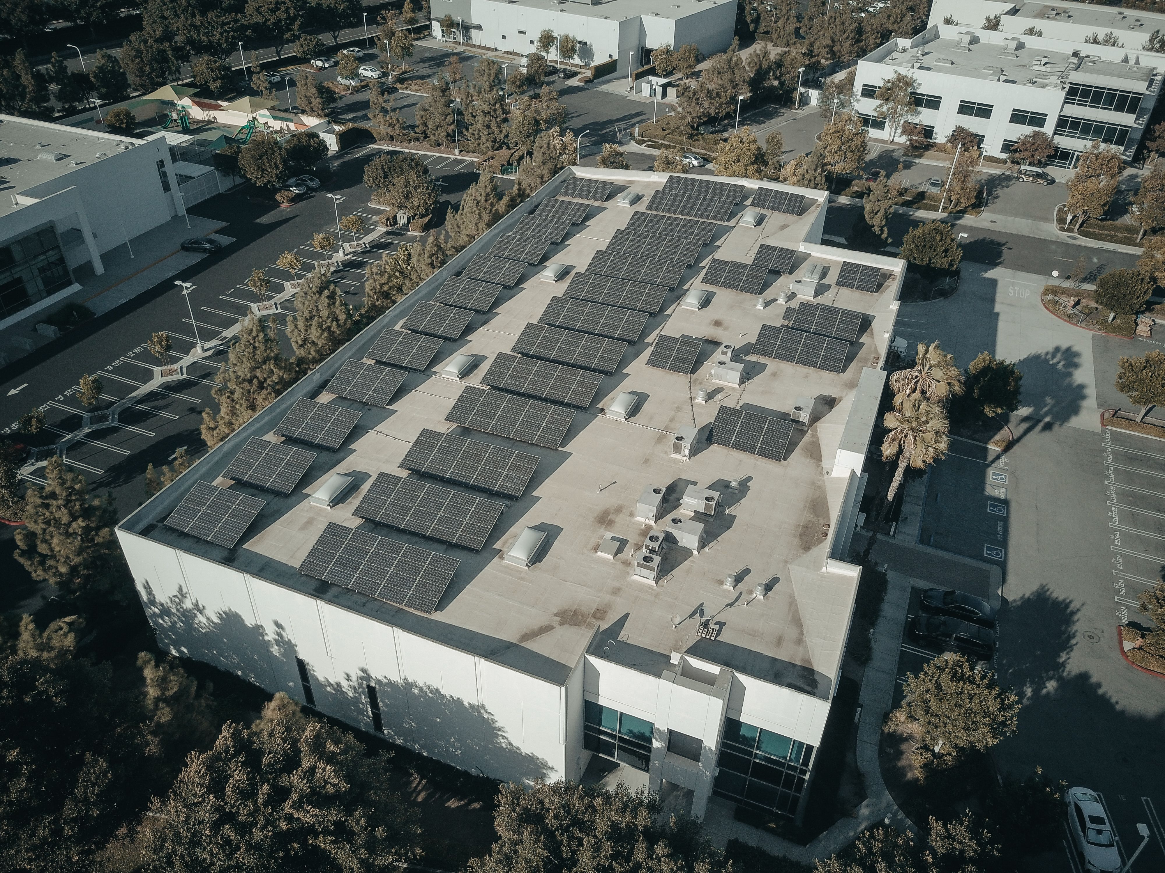 Bâtiment commercial équipé de panneaux solaires en toiture